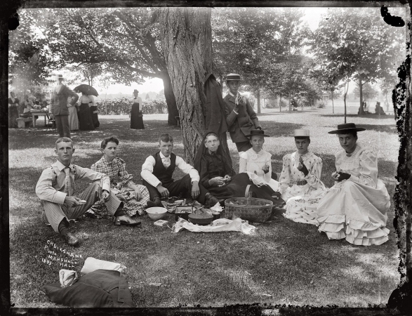 Photo showing: Gay 90s Picnic -- Picnic at Marshall Hall, Maryland, 1893.