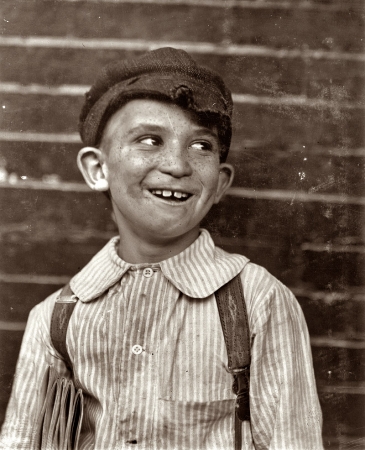 Photo showing: Livers the Newsie -- Livers, a young newsie. St. Louis, Missouri. May 1910.