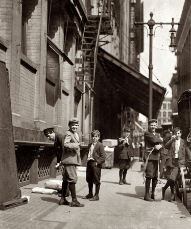 Photo showing: Bundle Boys -- May 1910. St. Louis, Missouri. Bundle Boys at Nugent's, Washington and Broadway.
