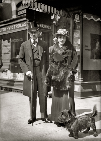 Photo showing: Dressed for Walkies -- Uncaptioned circa 1915 glass negative taken outside a Victrola talking machine store in Washington, D.C.