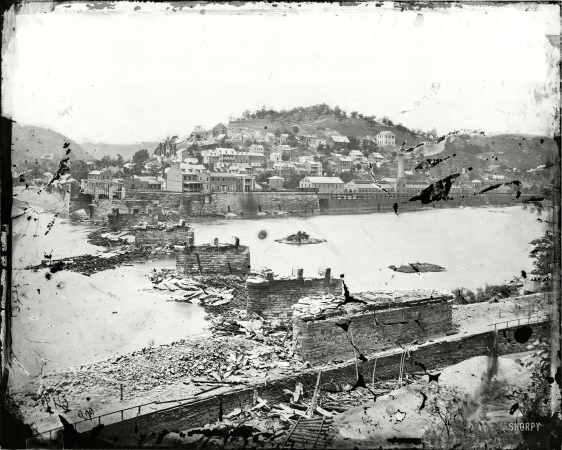 Photo showing: Harpers Ferry -- 1862. Harpers Ferry, West Virginia. View of town; confluence of Potomac and Shenandoah rivers; railroad bridge in ruins.