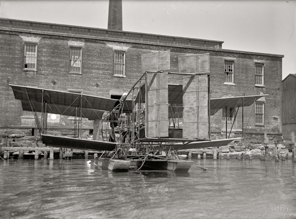 Photo showing: Aeroplane: 1917 -- Experimental tandem biplane on Potomac embodying Langley principles.