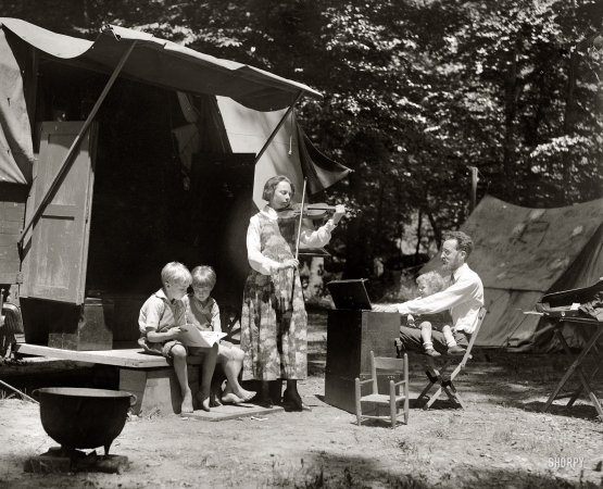 Photo showing: Pete Seeger and Family -- May 23, 1921. Washington, D.C. Professor Charles Louis Seeger and family including 2-year-old son Pete.
