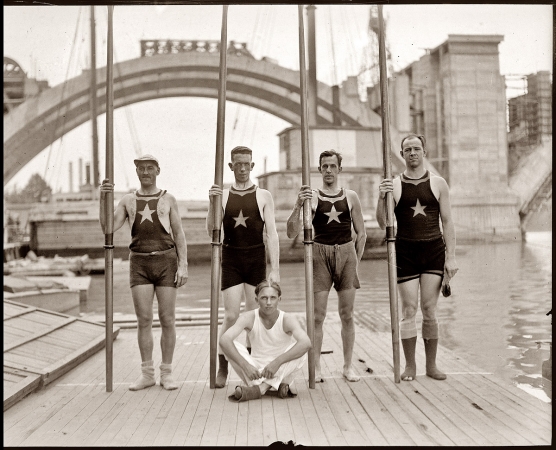 Photo showing: Potomac Rowers -- Potomac Boat Club, 1921, with the Key Bridge under construction in the background.