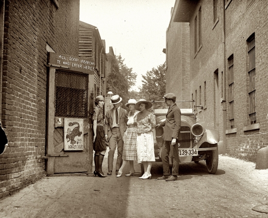 Photo showing: Syne of Ye Krazy Kat -- From July 1921, the Krazy Kat club off Thomas Circle in Washington, with Cleon Throckmorton to the right.