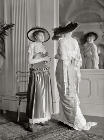 Photo showing: Supermodels: 1914 -- National Style Show models.