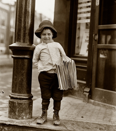 Photo showing: Little Newsie -- May 9, 1910. St. Louis, Missouri. Newsboy 'Little Fattie.' Less than 40 inches high, 6 years old. Been at it one year.