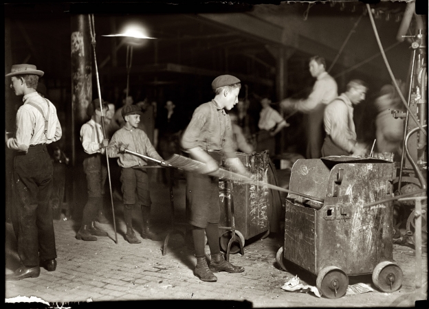 Photo showing: Central Glass -- October 1908. Central Glass Company. Wheeling, West Virginia. Dozens of small boys here.