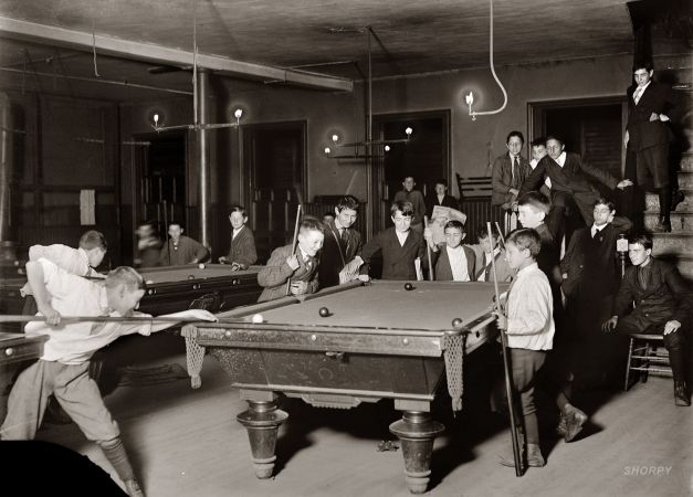 Photo showing: Gaslight Pool Room -- October 1909. Newsboy Club in Boston. Photo by Lewis Hine. 