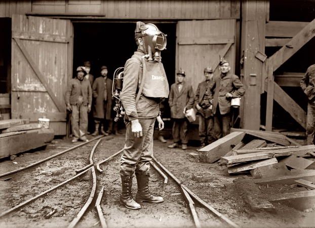 Photo showing: Avondale Shaft -- January 1911. First Aid to the Injured man with Draeger Oxygen Helmet. Avondale Shaft, D.L. & W.Colliery near Nanticoke, Pa.