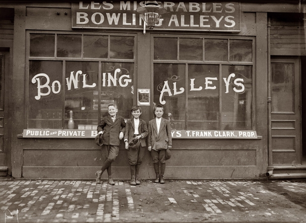 Photo showing: Les Miserables: 1911 -- October 1911. Lowell, Massachusetts. Pin boys in Les Miserables Alleys.