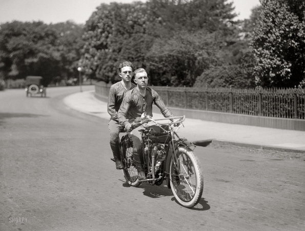 Photo showing: Cyclists -- Washington, D.C. 1915. Baker and O'Brien, transcontinental motorcyclists, at north of Ellipse below White House.