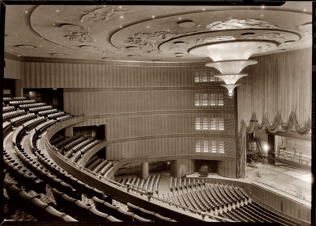 Photo showing: Roxy Theatre -- The Roxy Theatre on 49th Street, New York, Nov. 22, 1932.