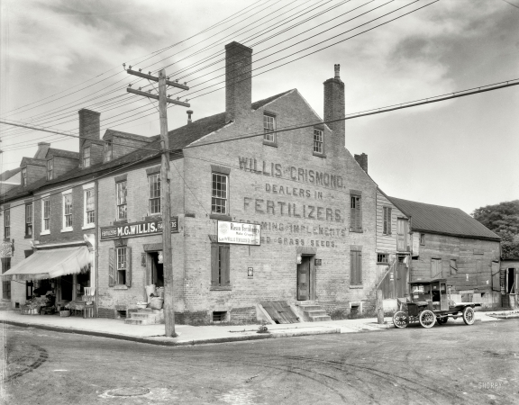 Photo showing: Fredericksburg Fertilizer -- Fredericksburg, Virginia, circa 1928. Willis and Crismond, dealers in fertilizers,Commerce and Prince Edward Streets.