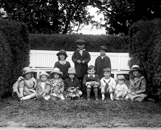 Photo showing: Cabinet Kids -- The children of U.S. cabinet members at Easter, April 1922.
