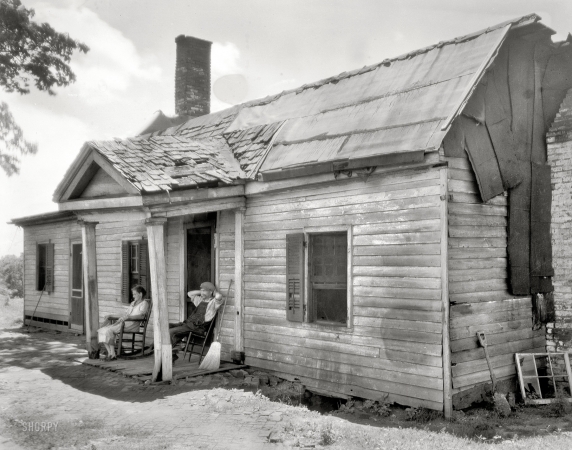 Photo showing: Sit Back -- Circa 1928. Knight House, Fredericksburg, Virginia.