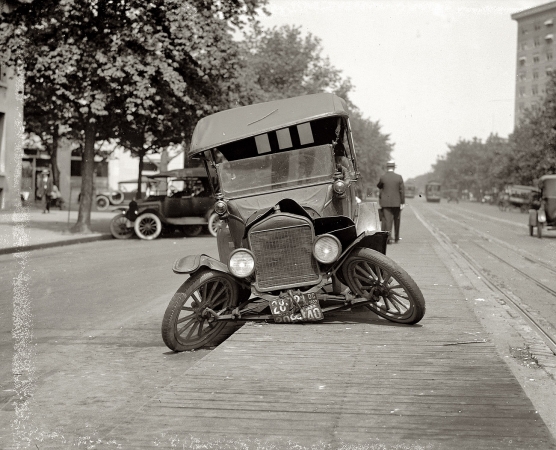 Photo showing: Left and Right -- Washington, D.C., 1922. Auto accident.