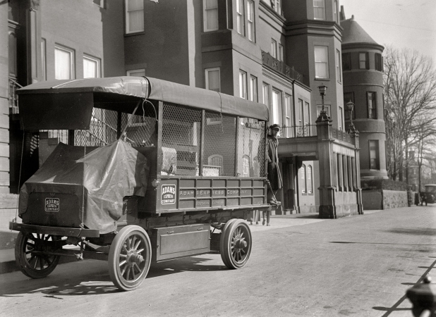 Photo showing: Auf Wiedersehen -- February 1917. Count J.H. von Bernstorff, ambassador from Germany, leaving German Embassy.