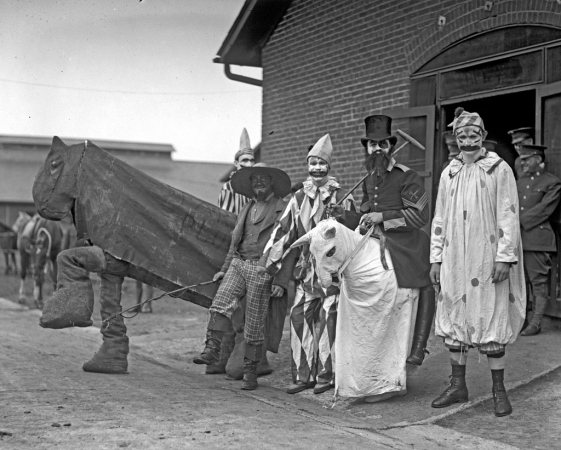 Photo showing: Bunch of Clowns -- A society circus held on April 4, 1923, most likely in the vicinity of Washington, D.C.