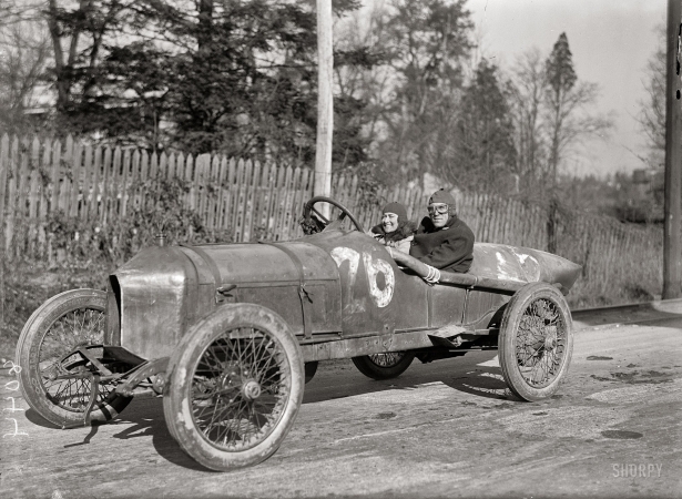 Photo showing: Elinor  Blevins, Auto Fiend -- Washington, D.C., circa 1915. Miss Elinor Blevins. Movie star, aviatrix, auto fiend.