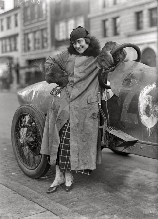 Photo showing: Fast Woman -- Washington circa 1915. Women auto racers. Miss Elinor Blevins.