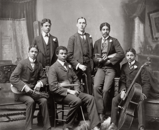 Photo showing: Summit Avenue Ensemble -- Atlanta, Georgia 1899 or 1900. Photographer Thomas Askew's sons and their neighbor  Jake Sansome.