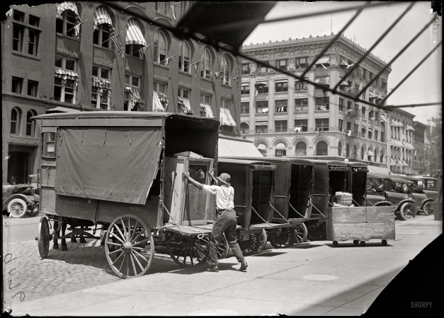 Photo showing: Home Entertainment 1917 -- A Victrola talking machine on the delivery wagon at the Woodward & Lothrop department store, Washington, D.C.