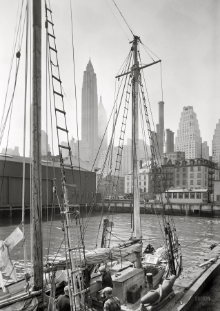 Photo showing: Fulton Market Pier -- New York 1933. Fishing boat at Fulton Market Pier.