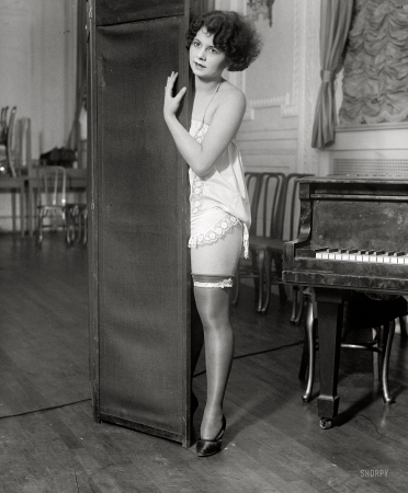 Photo showing: Private Screening -- Lucille Layton in 1923, at the time a Ziegfeld Follies girl. Lucille died December 2004, aged 101.