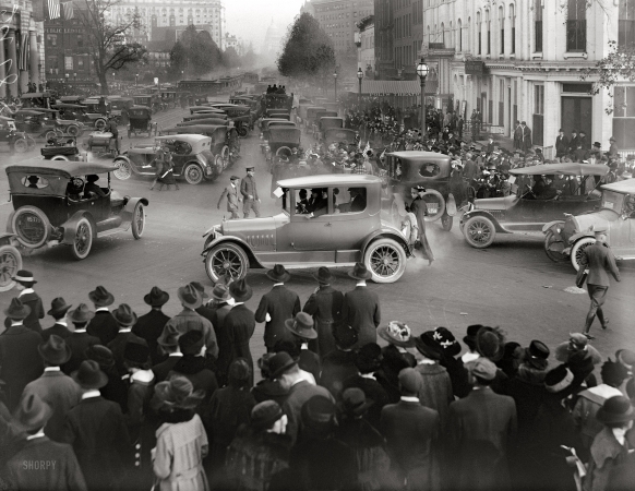 Photo showing: Washington: 1918 -- Crowds gathered for a war-bond rally on Pennsylvania Avenue with the Capitol in the distance.