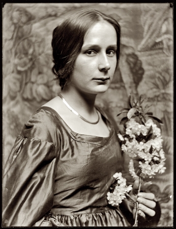 Photo showing: Mona Cornelia -- New York, 1896. Cornelia Montgomery in a studio portrait by  Gertrude Käsebier (1852-1934). 8x10 inch dry plate glass negative. 