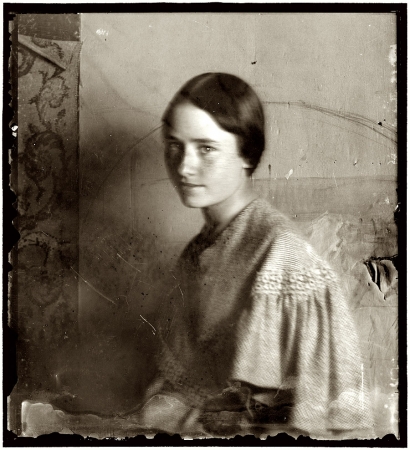 Photo showing: Young Gertrude -- Gertrude Käsebier, daughter of the photographer, at Crecy en Brie, France, in 1894.