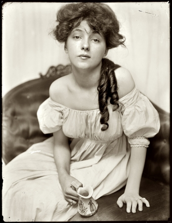 Photo showing: Evelyn Nesbit -- New York circa 1901. Evelyn Nesbit, age 16, brought to the studio by Stanford White.
