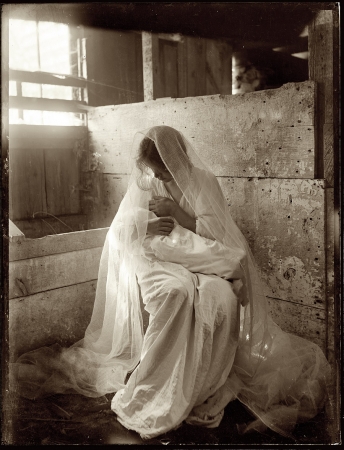 Photo showing: The Manger -- Newport, Rhode Island, 1901. The Manger. Experimental portrait showing values of white against white.
