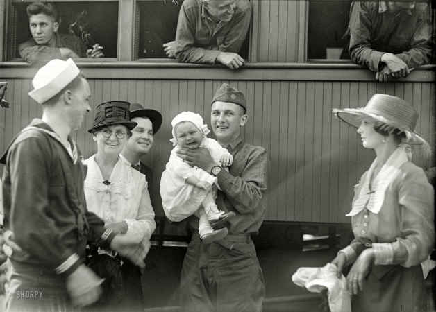 Photo showing: Daddys Back: 1919 -- U.S. Army. Return of Washington, D.C., soldiers.