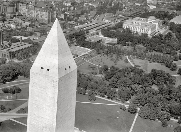 Photo showing: Top of the Monument -- Washington Monument from the air, Washington, D.C. 1919.