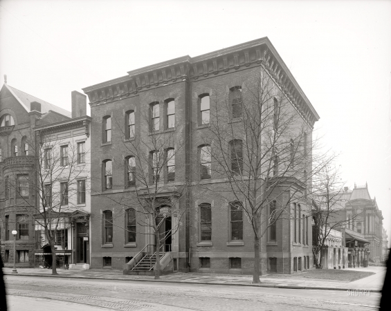 Photo showing: Red Cross Building: 1916 -- Washington, D.C. street scene, uncaptioned in the archive.