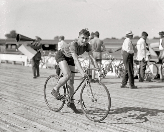 Photo showing: Speed Racer -- Laurel Speedway, Maryland, July 18, 1925.  R.J. O'Connor, inter-city championship bicycle races