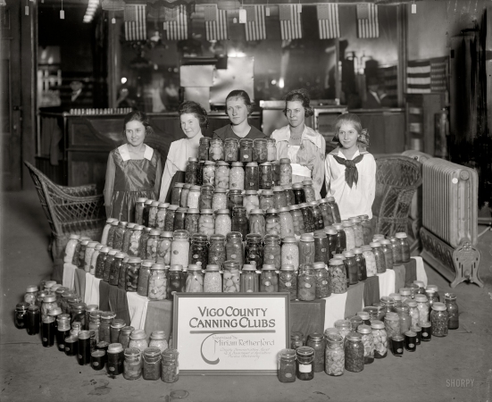 Photo showing: War Garden Girls -- National War Garden Commission. Vigo County Canning Clubs, Washington, D.C. circa 1918.