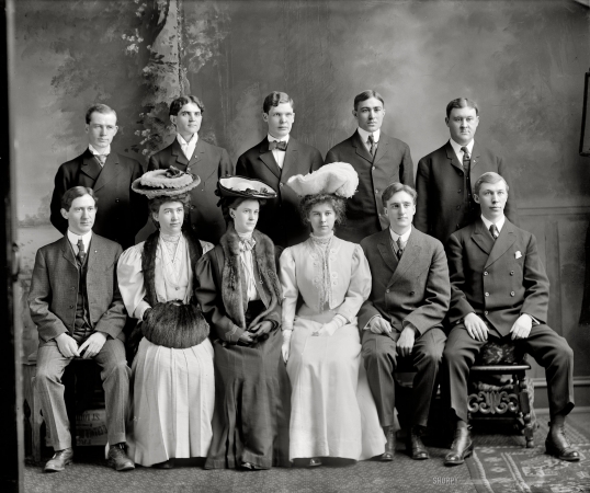 Photo showing: Facebook: 1910 -- A class portrait titled no caption in the archive.