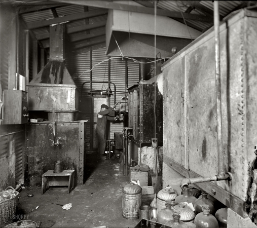 Photo showing: Ex Machina -- Machine for abstracting oil and petroleum, Washington, D.C., circa 1918.