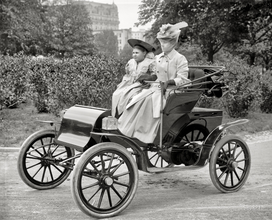 Photo showing: DC Runabout -- A Pope-Waverley electric auto, Washington, D.C., circa 1905.