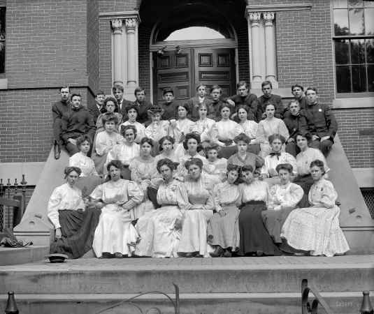 Photo showing: Eastern High: 1910 -- Washington, D.C., circa 1910. Eastern High School.