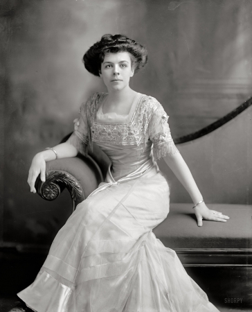Photo showing: Elegant Miss: 1909 -- Miss E.G. Winship.