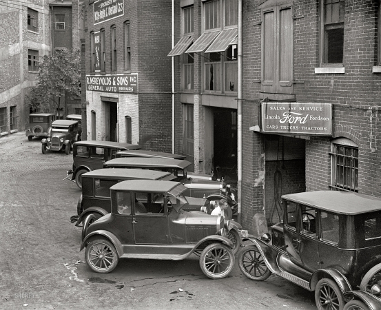 Photo showing: Gasoline Alley II -- Washington, D.C., 1926. Ford Motor Co. -- McReynolds & Sons garage, L Street at Vermont Avenue.