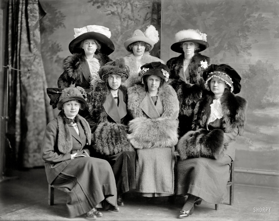 Photo showing: Gunstons Gussied Up -- Washington, D.C., circa 1912. Gunston Hall group. Students at the tony girls' school.