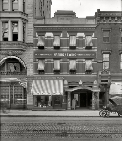 Photo showing: Doggie in the Window -- Washington, D.C., circa 1908. Harris & Ewing. Exterior, old studio, F Street.