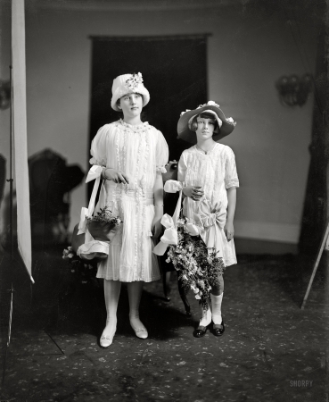 Photo showing: White Wedding -- Flower girls at the White House wedding of Woodrow Wilson's daughter Eleanor in May 1914.