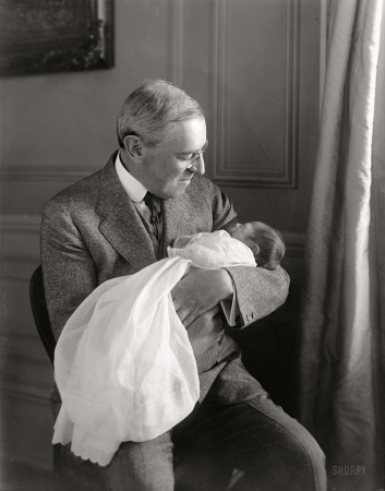 Photo showing: Grandpa Woodrow Wilson -- The President and new grandson, Francis Sayre Jr., in 1915.
