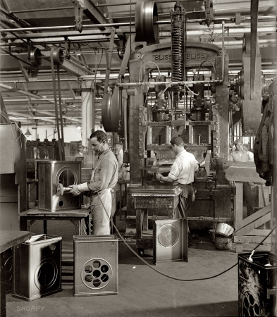 Photo showing: Radio Men -- The Atwater Kent radio factory in Philadelphia in 1928 or 1929.